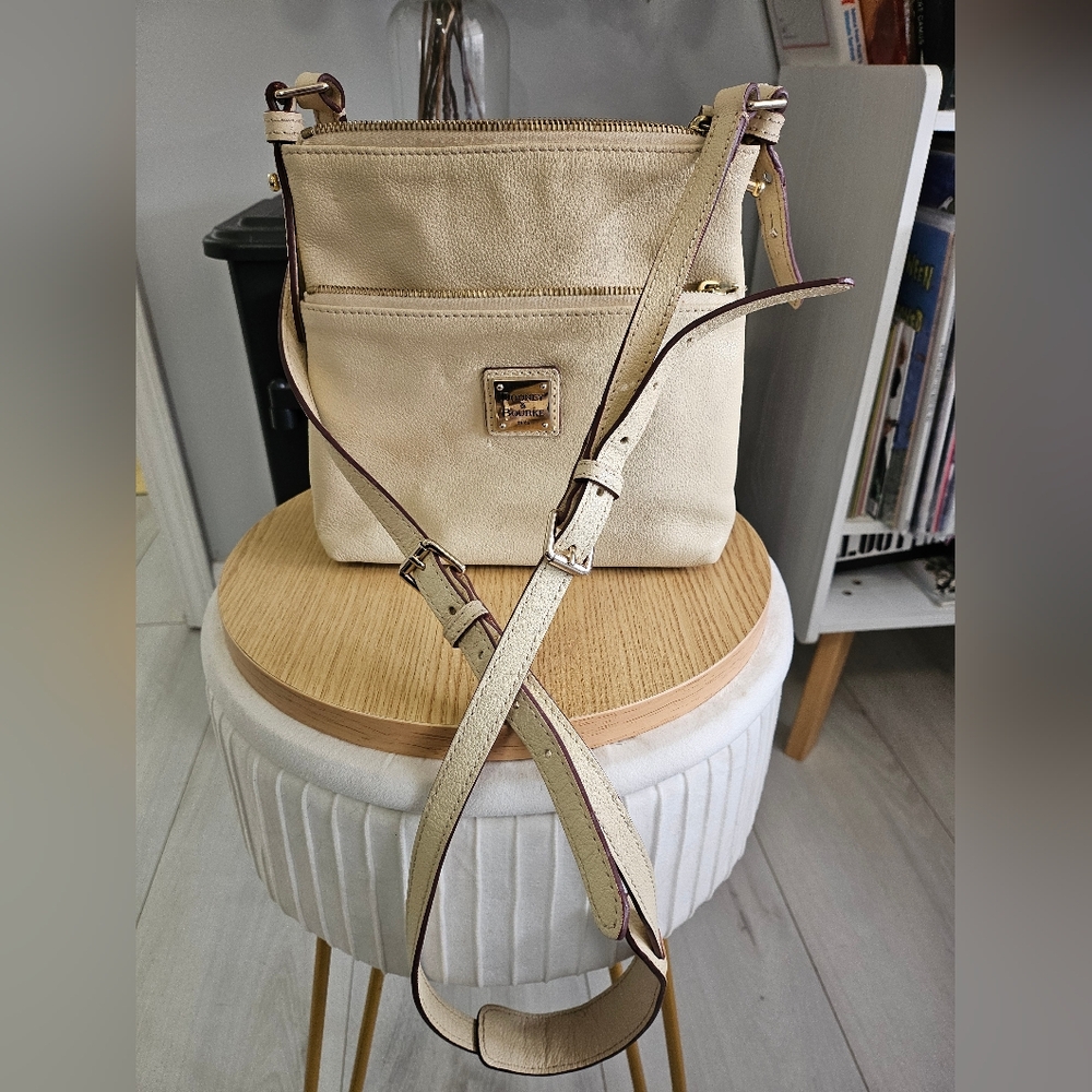 🚫❌️SOLD! Dooney & Bourke Cream Crossbody Bag
